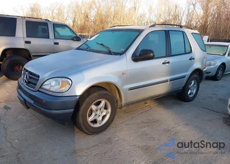 1999 Mercedes-Benz Ml 320 z USA, uszkodzony, nr VIN 4JGAB54E8XA078625